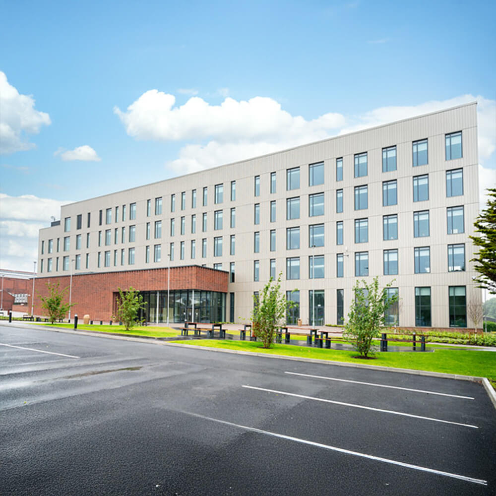 Bolton'daki Greater Manchester Üniversitesi'nin modern kampüs binası görünümü.