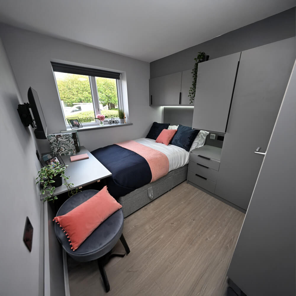 Modern tasarıma sahip yurt odası, Bolton Üniversitesi'nde konfor sunuyor.