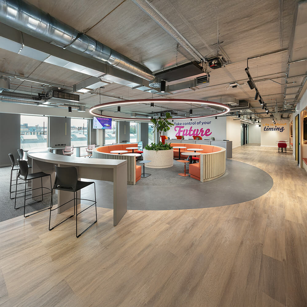 Bolton'daki modern üniversite alanında sosyal etkileşim alanı ve çalışma ortamı