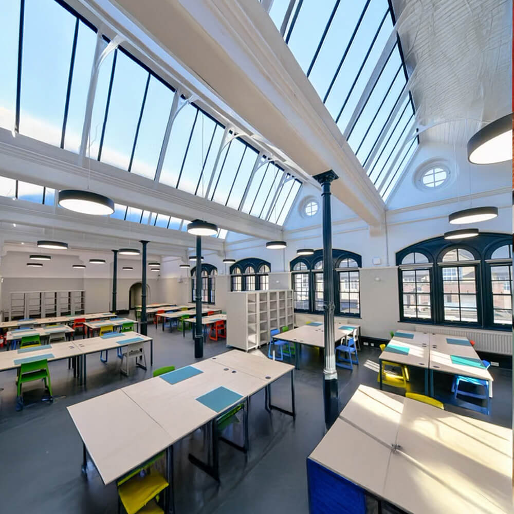 Northumbria Üniversitesi'nde modern ve aydınlık bir çalışma alanı görüntüsü