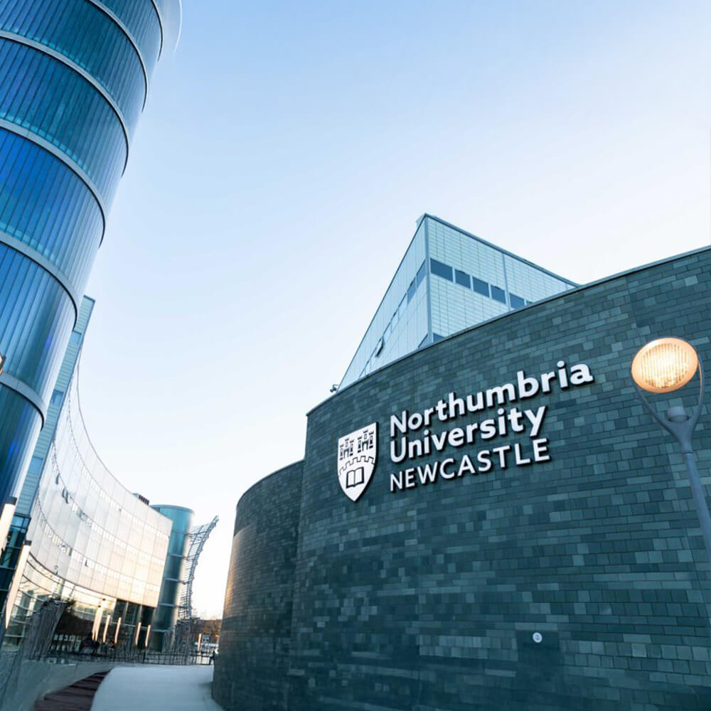 Northumbria Üniversitesi'nin modern binası ve logolu görünümü