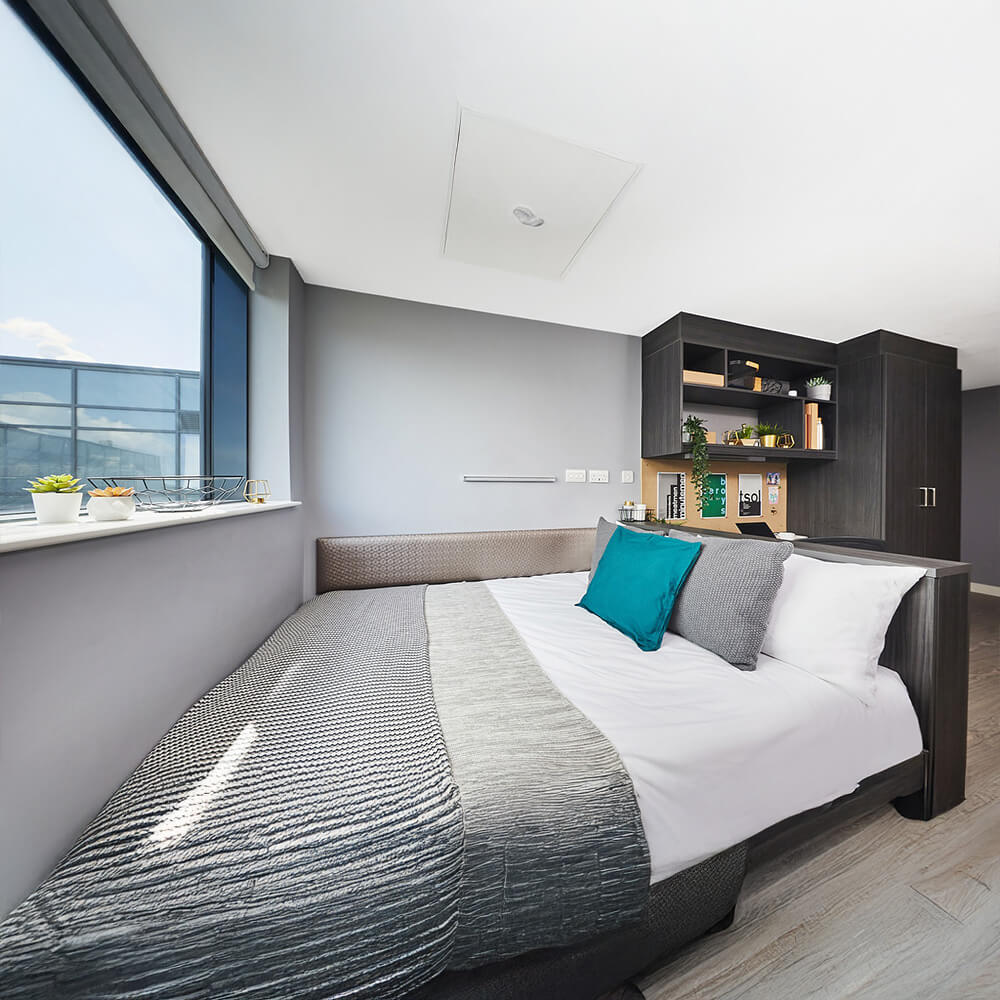 Modern bir yatak odası, doğal ışık ve şık tasarım unsurlarıyla destekleniyor.