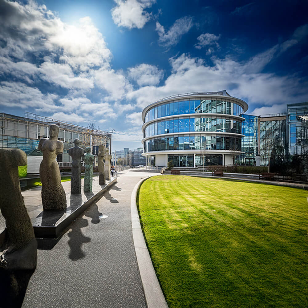 Northumbria Üniversitesi'nde modern mimari ve heykel sanatının birleşimi.